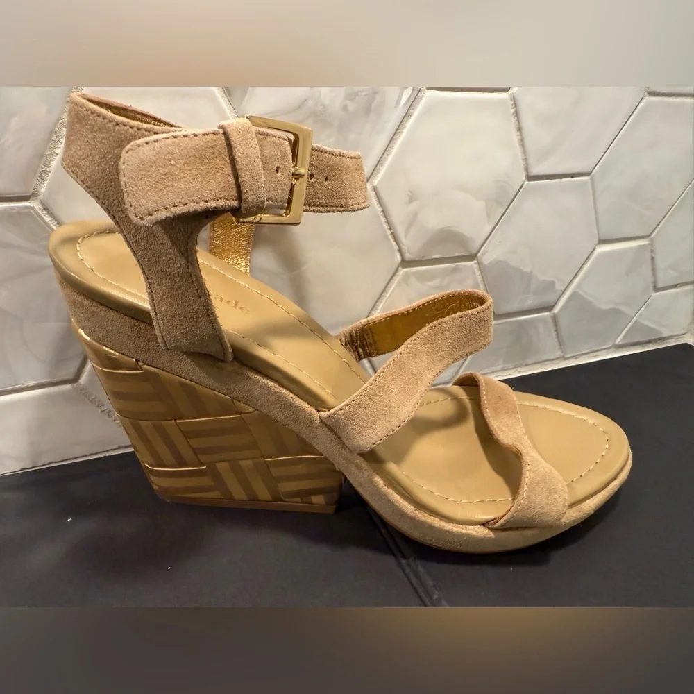 Kate Spade Farryn Wedge Heel Sandals Sz 8.5 Tan Suede Metallic Gold Geo Strappy